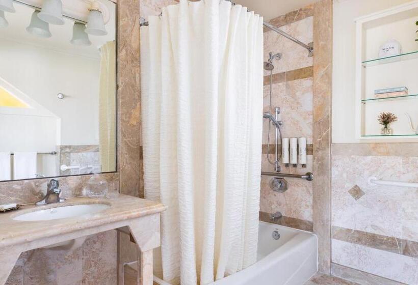 חדר סטנדרט מותאם לאדם עם מוגבלויות, Seven Gables Inn On Monterey Bay, A Kirkwood Collection