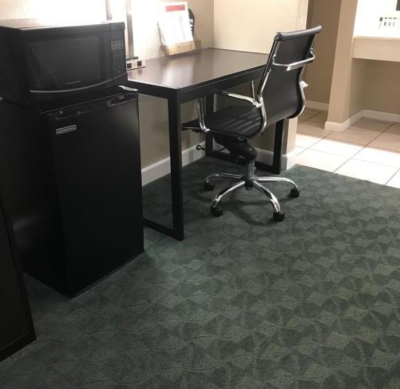 キングサイズベッドのスイートルーム, Super 8 By Wyndham Taylorville Il