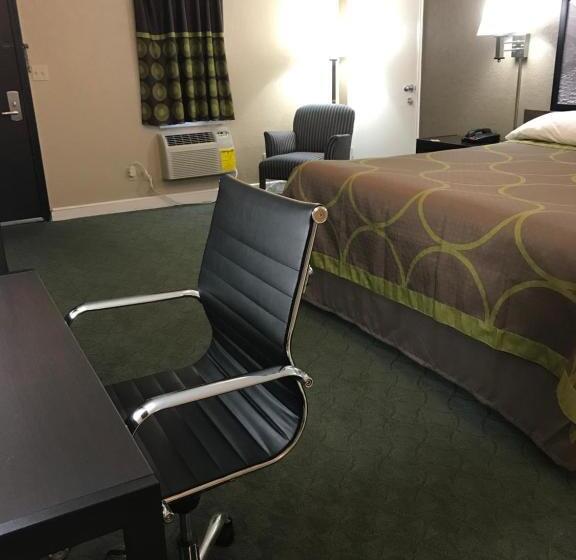 キングサイズベッドのスイートルーム, Super 8 By Wyndham Taylorville Il