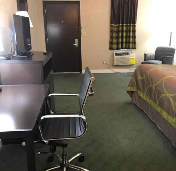 キングサイズベッドのスイートルーム, Super 8 By Wyndham Taylorville Il