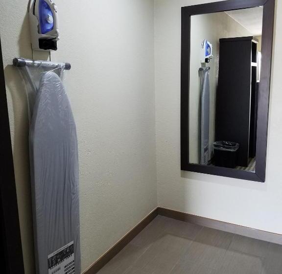 适合残疾人士使用的带超级大床的标准间, Days Inn By Wyndham El Centro