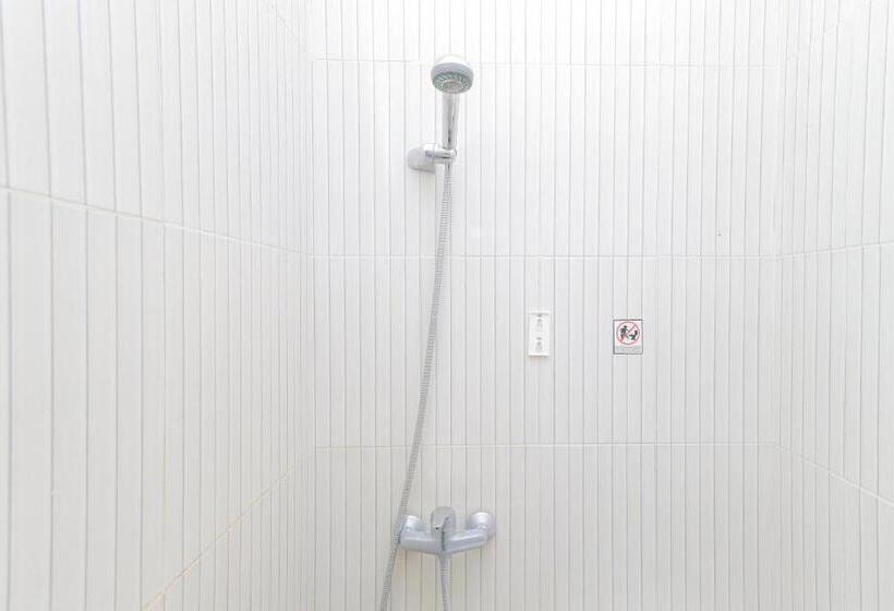 חדר אקונומי, Reddoorz Near Bg Junction Surabaya