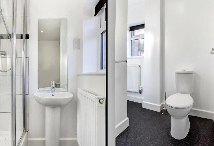 חדר סטנדרט חדר אמבטיה משותף, Townhouse Plus @ 166 Edleston Road Crewe