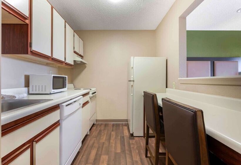 Deluxe Studio, Extended Stay America Select Suites   Rockford   State Street