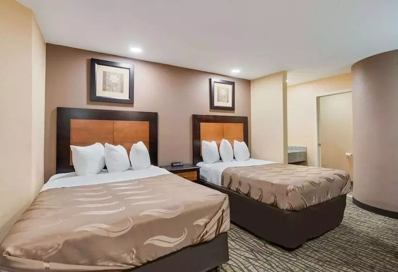 ２ダブルベッドのスタンダードルーム, Quality Inn Lees Summit  Kansas City