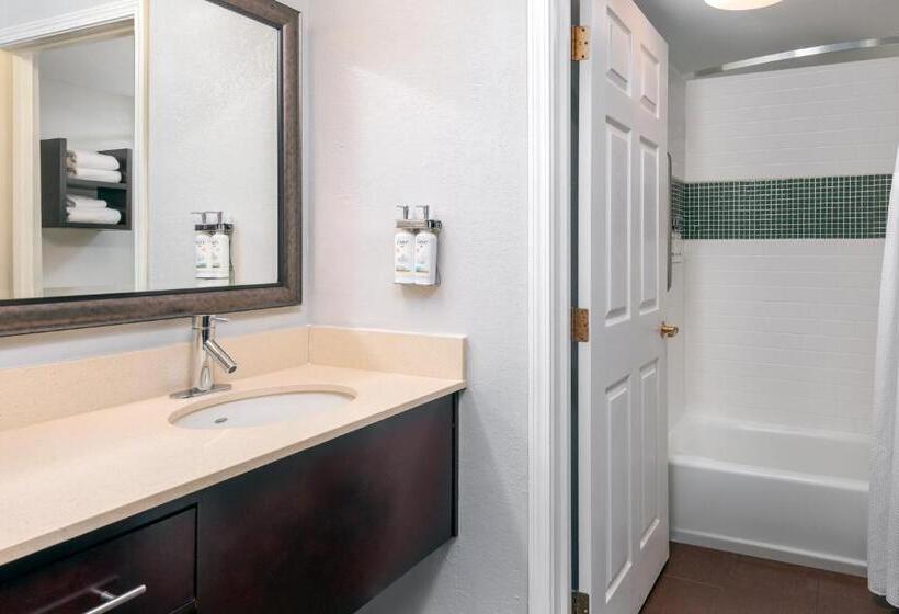 מיטת קינג בסוויטה, Staybridge Suites Miami Doral Area, An Ihg