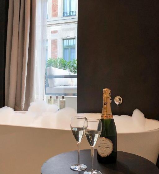 סוויטת ג'וניור עם טרסה, Kozmo Hotel Suites & Spa Small Luxury Hotels Of The World