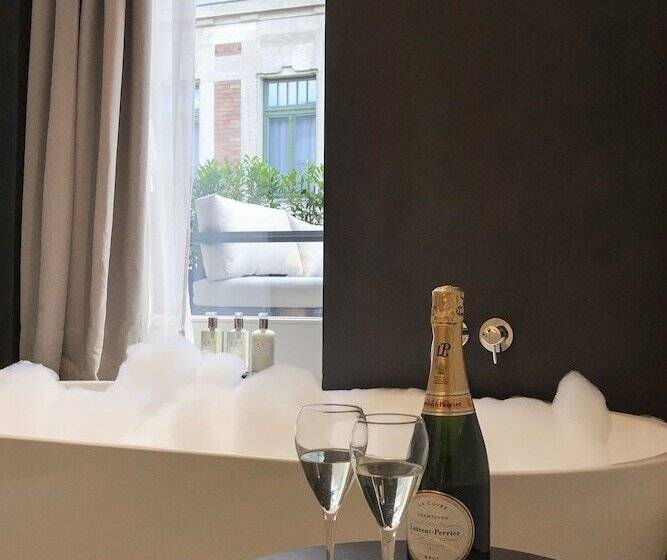 סוויטת ג'וניור, Kozmo Hotel Suites & Spa Small Luxury Hotels Of The World