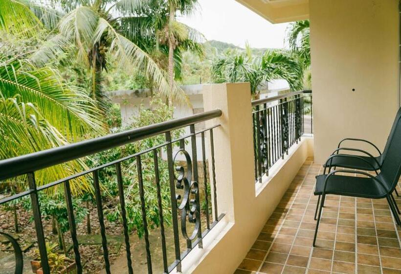 سوئیت لوکس با چشم‌انداز کوهستان, Saipan Emerald Villa