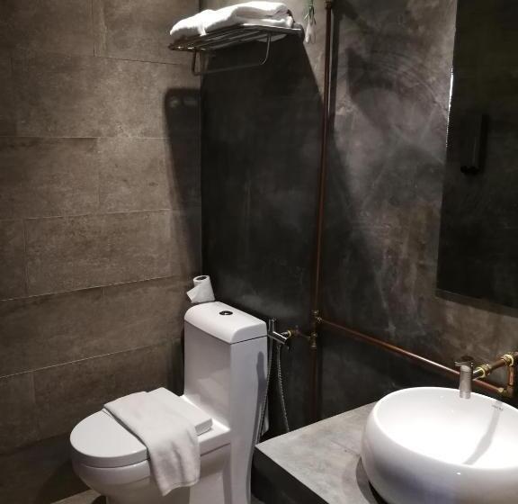 エコノミールーム, The Rise Room