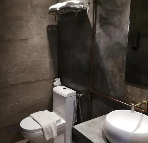 エコノミールーム, The Rise Room