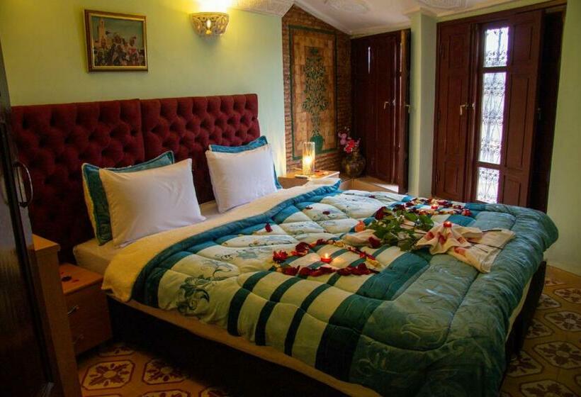 اتاق خانوادگی, Riad Baba