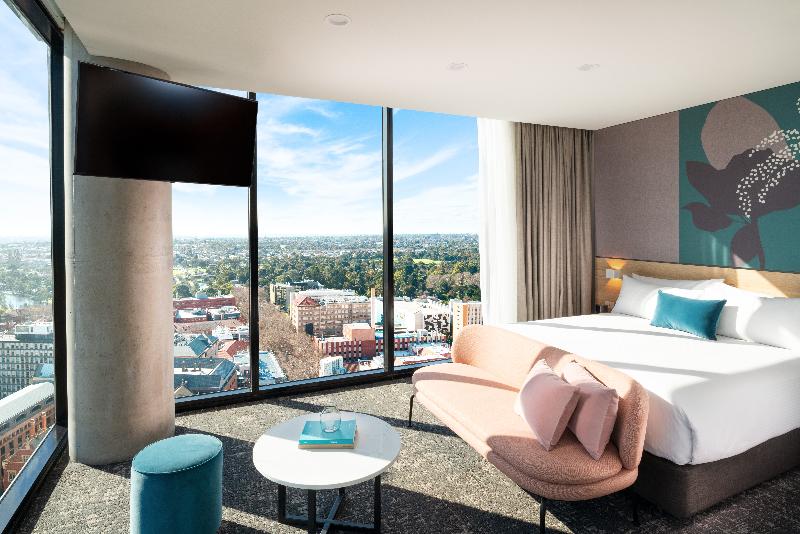 جناح جونيور, Crowne Plaza Adelaide, An Ihg