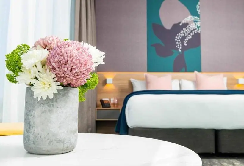 Standard Room King Bed Adapted for people with reduced mobility