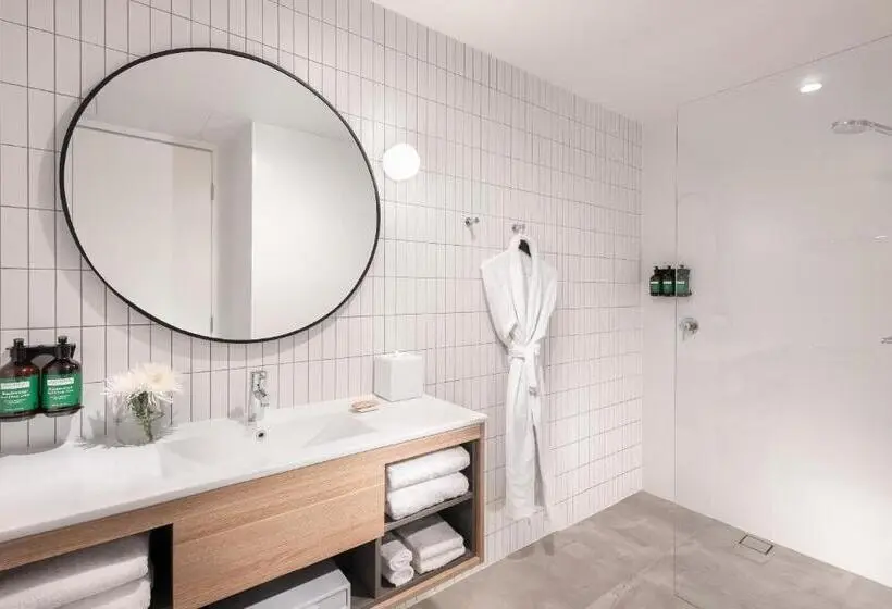 身障者適用キングサイズベッドルーム, Crowne Plaza Adelaide, An Ihg