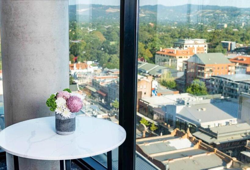 جناح جونيور, Crowne Plaza Adelaide, An Ihg