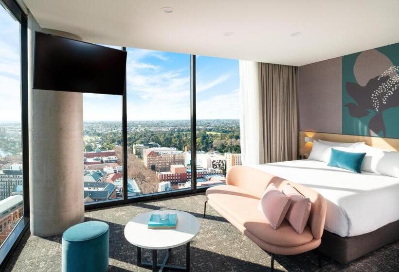 جناح جونيور, Crowne Plaza Adelaide, An Ihg