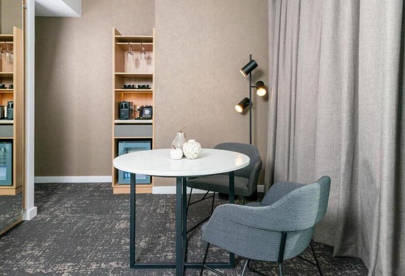 جناح جونيور, Crowne Plaza Adelaide, An Ihg