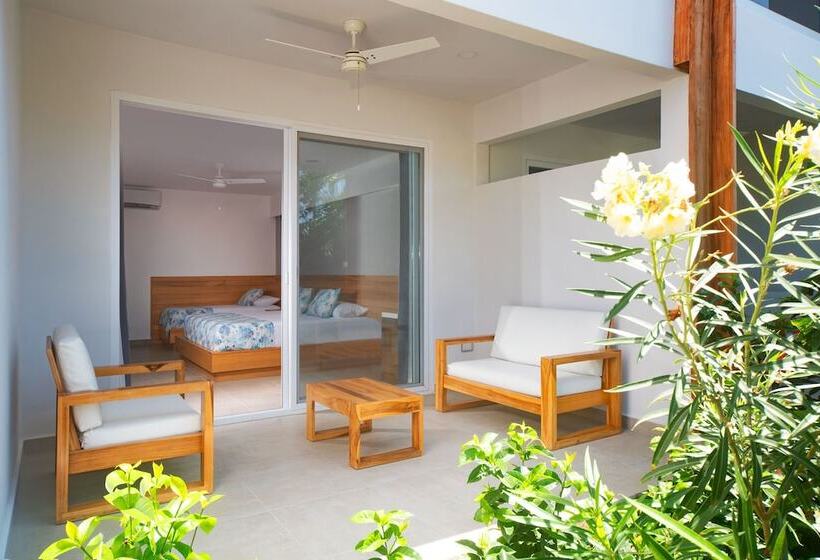 اتاق لوکس با چشم‌انداز استخر, Naboo Resort & Dive Center  Adults Only