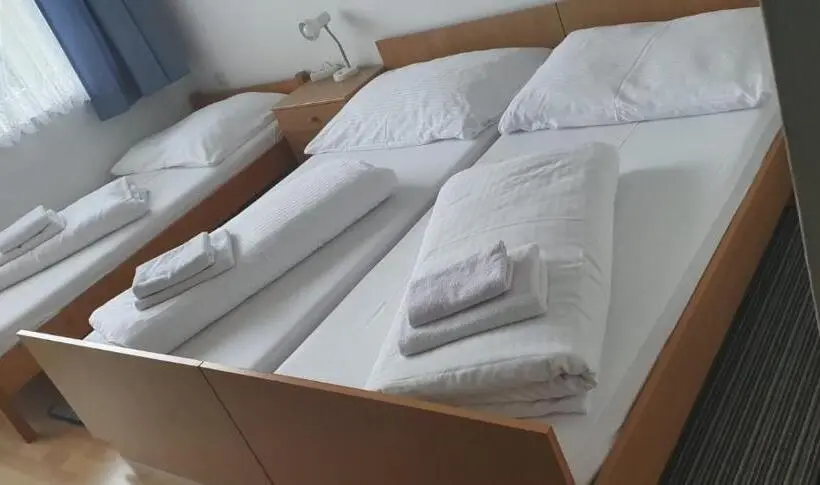 Standard Kolmen Hengen Huone, Gasthof Kasperle