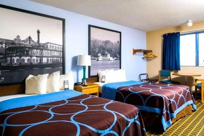 Standard-invahuone, Super 8 By Wyndham Burlington