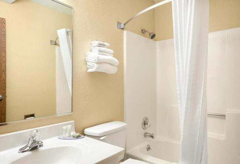 غرفه قياسيه سريرين مزدوجين, Super 8 By Wyndham Burlington