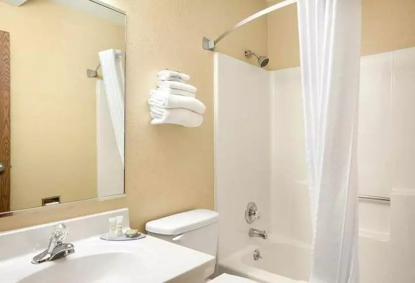 Standard-huone 2 Parivuodetta, Super 8 By Wyndham Burlington