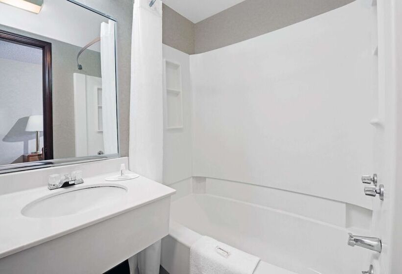 带2个双人床的标准工作室, Super 8 By Wyndham Kenmore/buffalo/niagara Falls Area