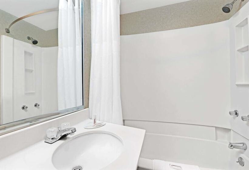 带2个双人床的标准工作室, Super 8 By Wyndham Kenmore/buffalo/niagara Falls Area