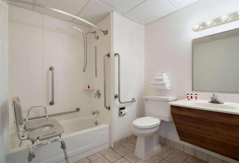 غرفة ديلوكس لذوى الاحتياجات الخاصة, Super 8 By Wyndham Portland Me