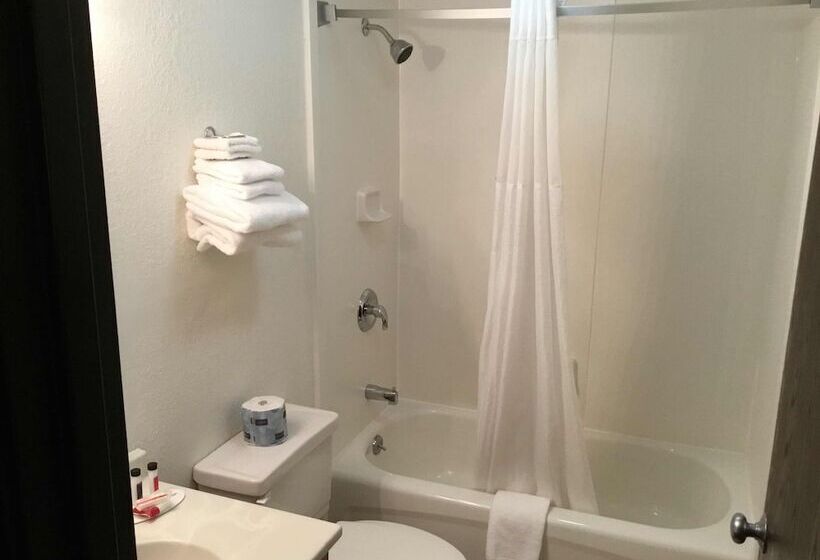 Номер Deluxe Адаптированный для Инвалидов, Super 8 By Wyndham Portland Me