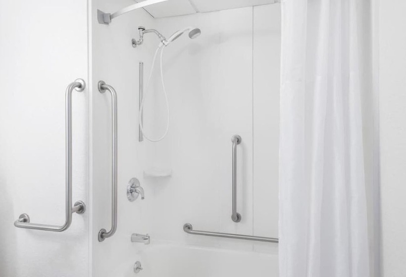 غرفة ديلوكس لذوى الاحتياجات الخاصة, Super 8 By Wyndham Portland Me