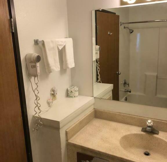 スタンダードスタジオ, Super 8 By Wyndham Price