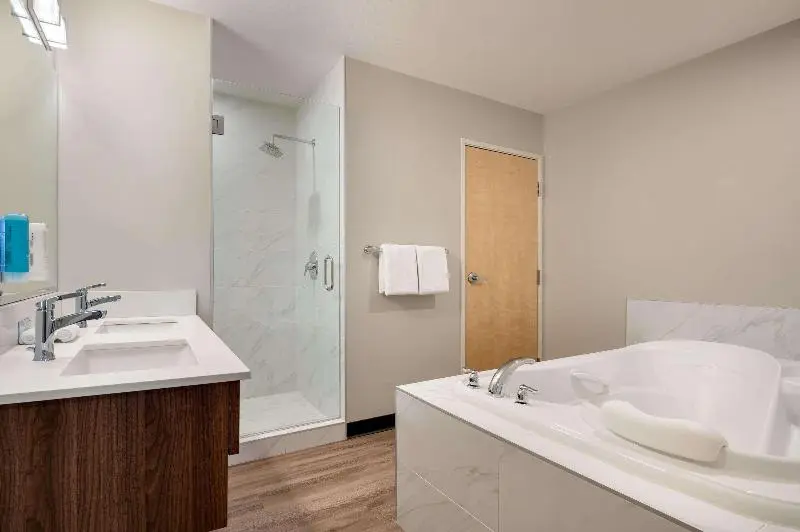 キングサイズベッドのスイートルーム, Park Inn By Radisson, Kelowna