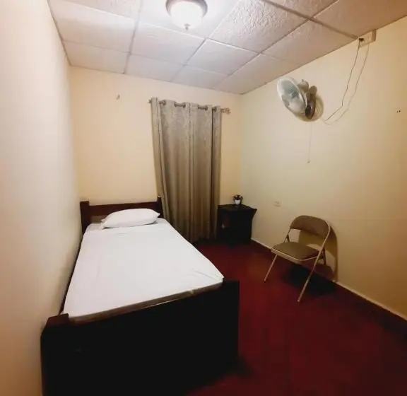اتاق استاندارد یک نفره, Bluerock Hostal