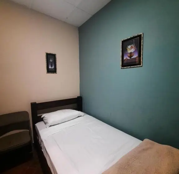 اتاق استاندارد یک نفره, Bluerock Hostal