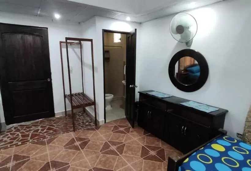 اتاق خانوادگی, Bluerock Hostal
