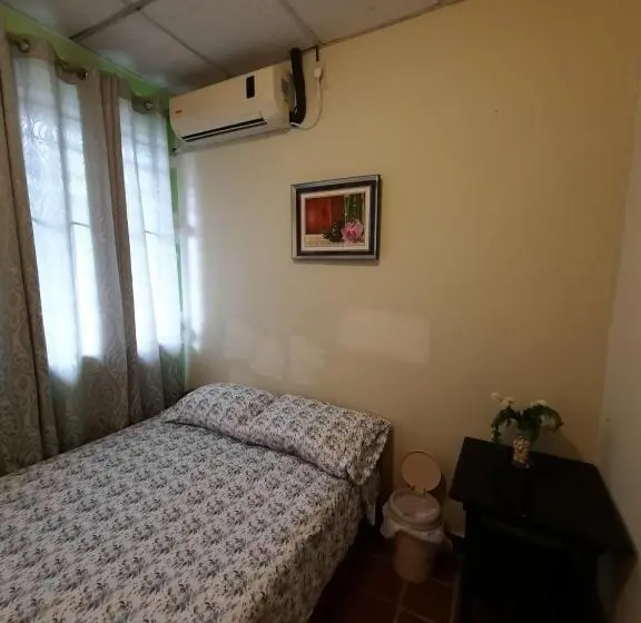 Camera Basic, Bluerock Hostal