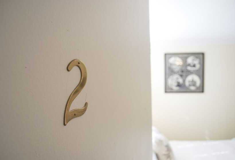 חדר אקונומי לשלושה, Anne S Washington Inn