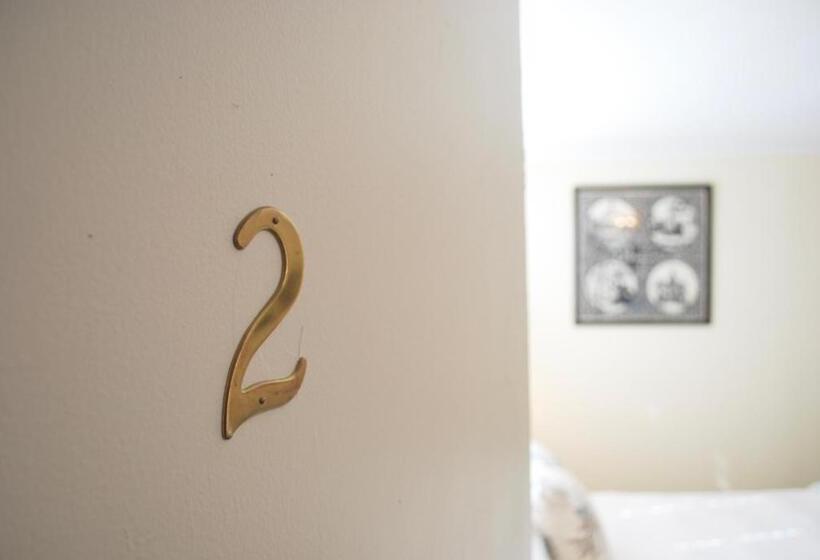 חדר אקונומי לשלושה, Anne S Washington Inn