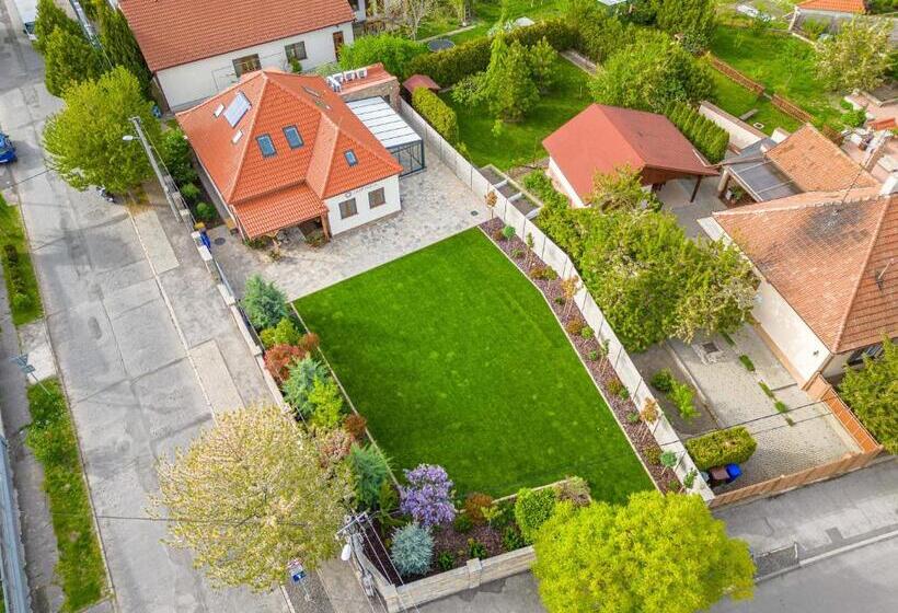 اتاق اکونومی, Casa Perla