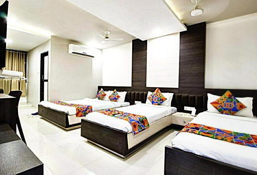 חדר דלוקס לשלושה, Amber Railway Station