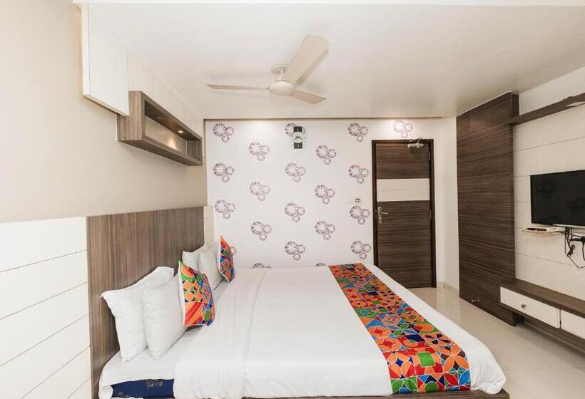 חדר דלוקס לשלושה, Amber Railway Station