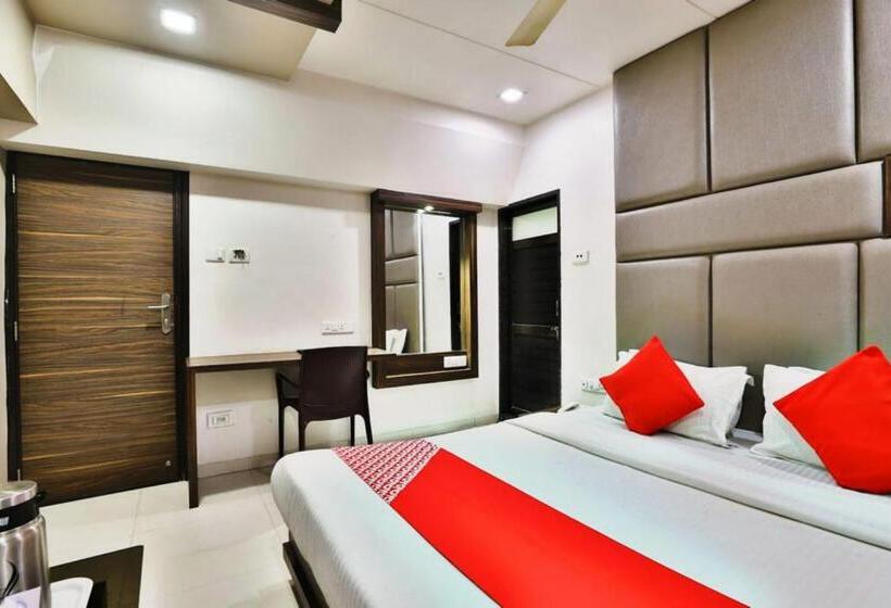 חדר דלוקס לשלושה, Amber Railway Station