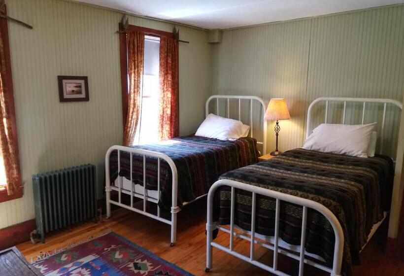 חדר בסיסי, The Woods Inn