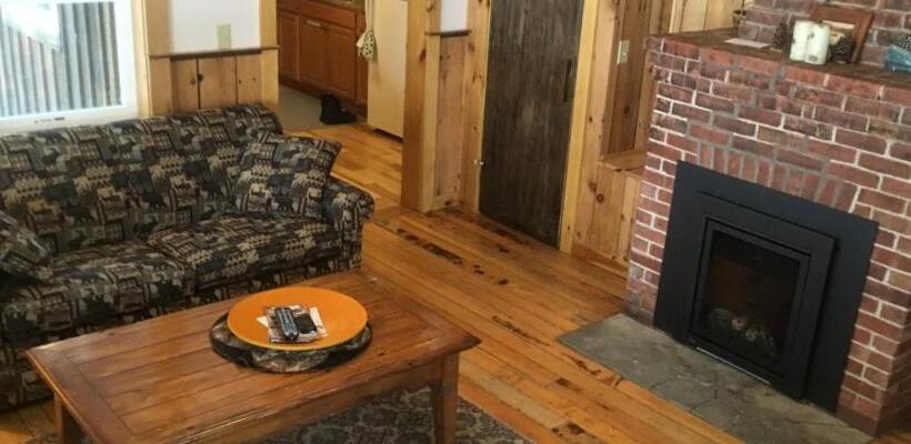 בונגלו משפחתי, The Woods Inn