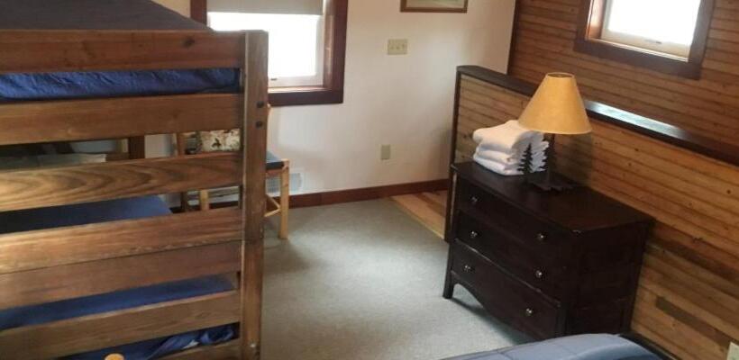 בונגלו משפחתי, The Woods Inn