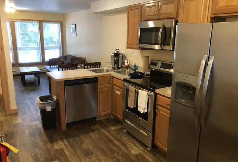 מיטת קינג בסוויטה, The Woods Inn