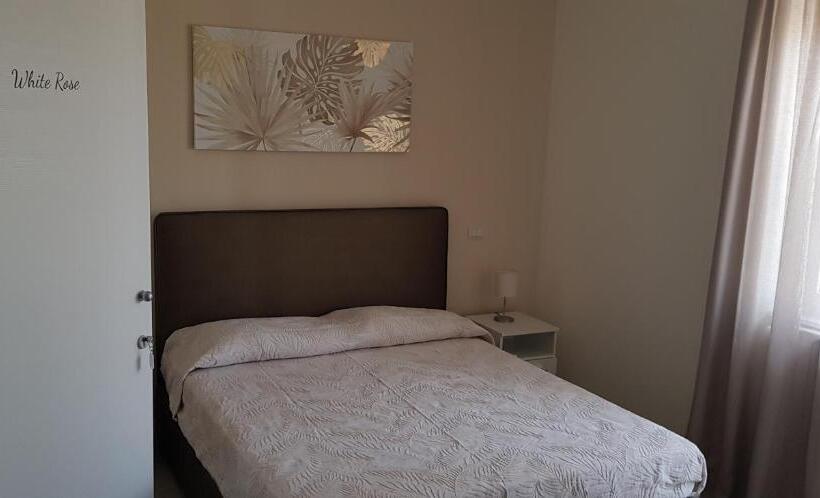 キングサイズベッドのスタンダードルーム, Little Rose Guest House