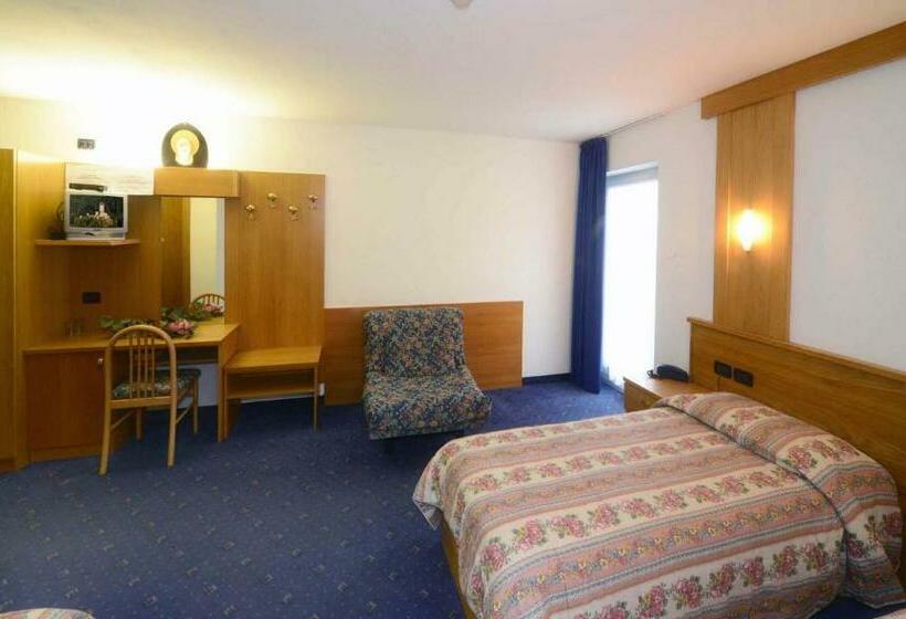 חדר משפחתי, Santoni